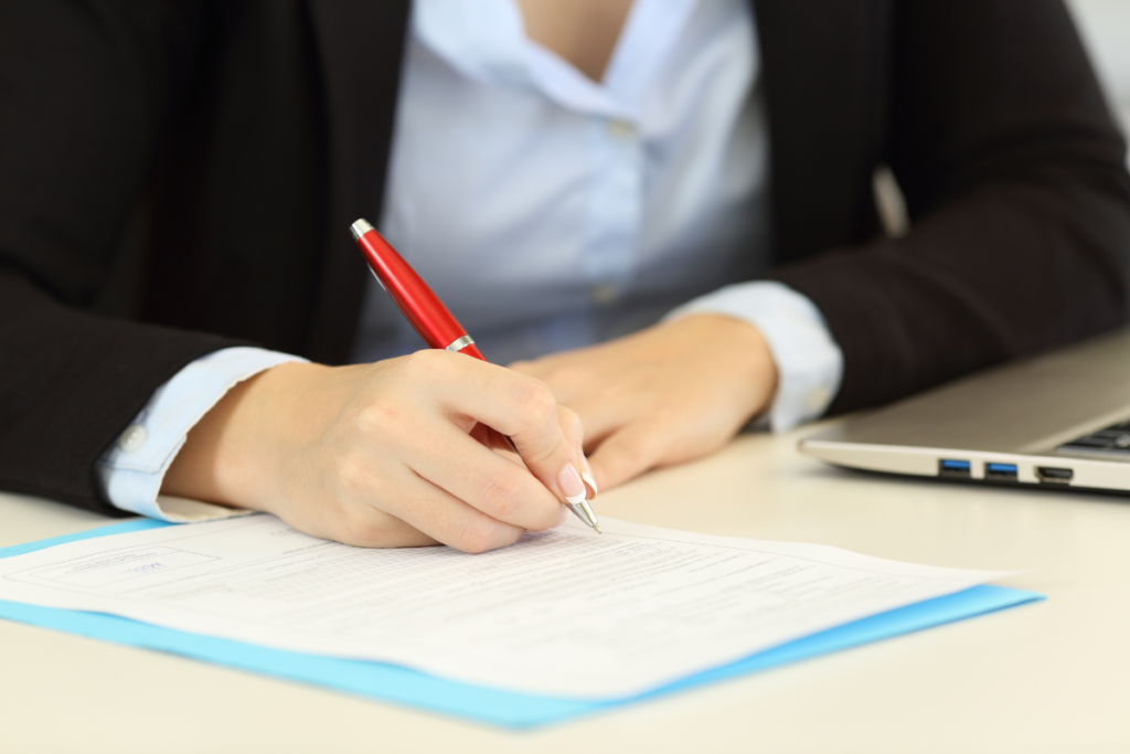 Une femme qui complète la notice d'accessibilité