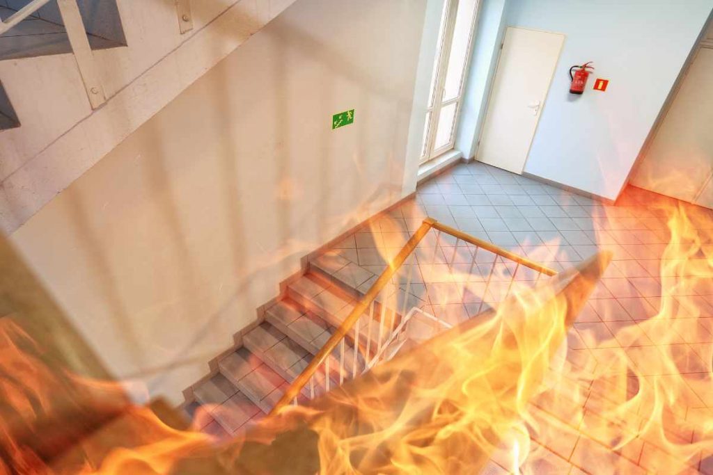Une cage d'escalier en feu