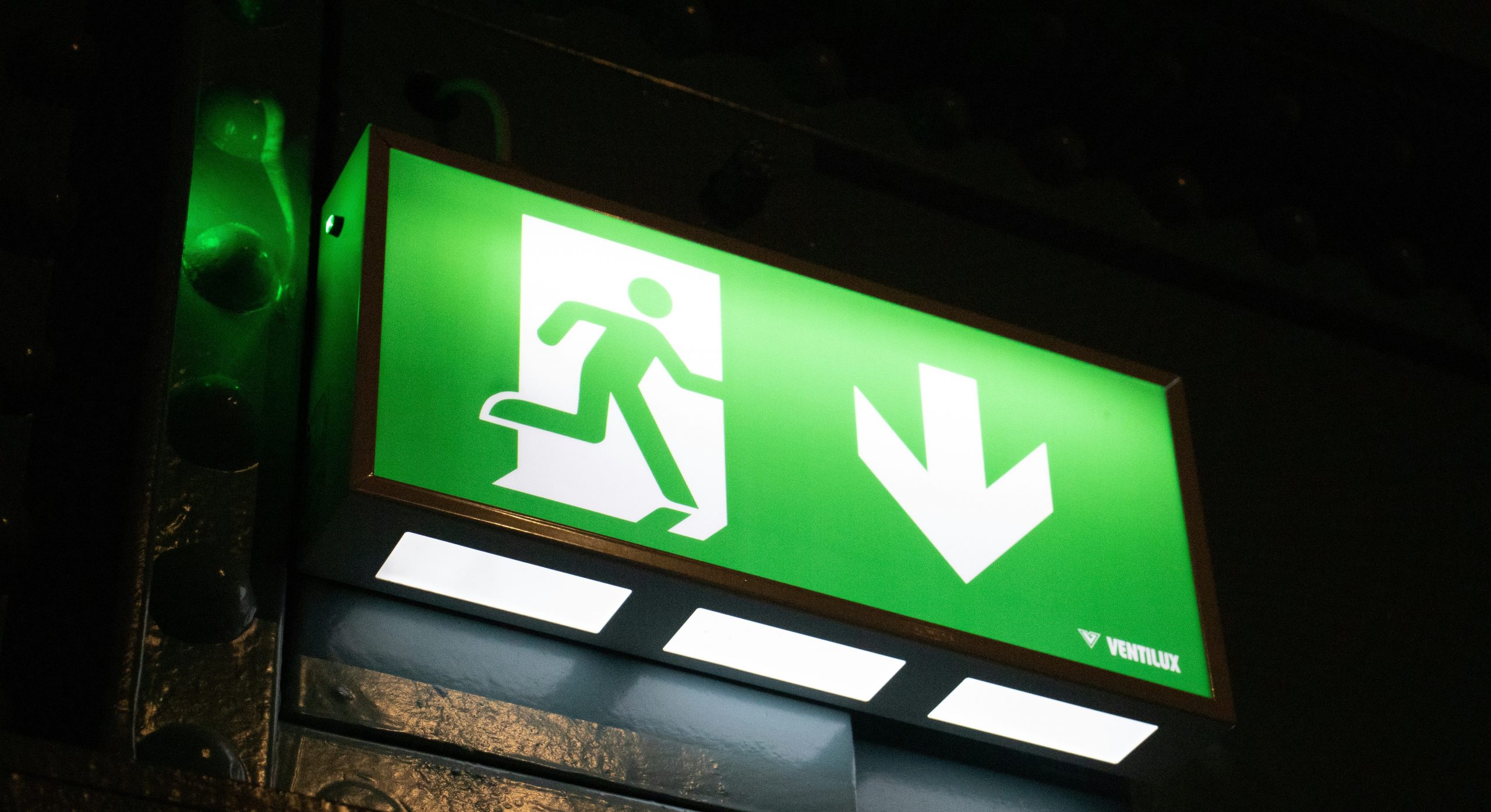 Eclairage de sécurité : Quelles normes pour les BAES et BAEH ?